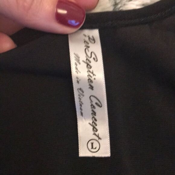 Beautiful lace tank top - Picture 2 of 5